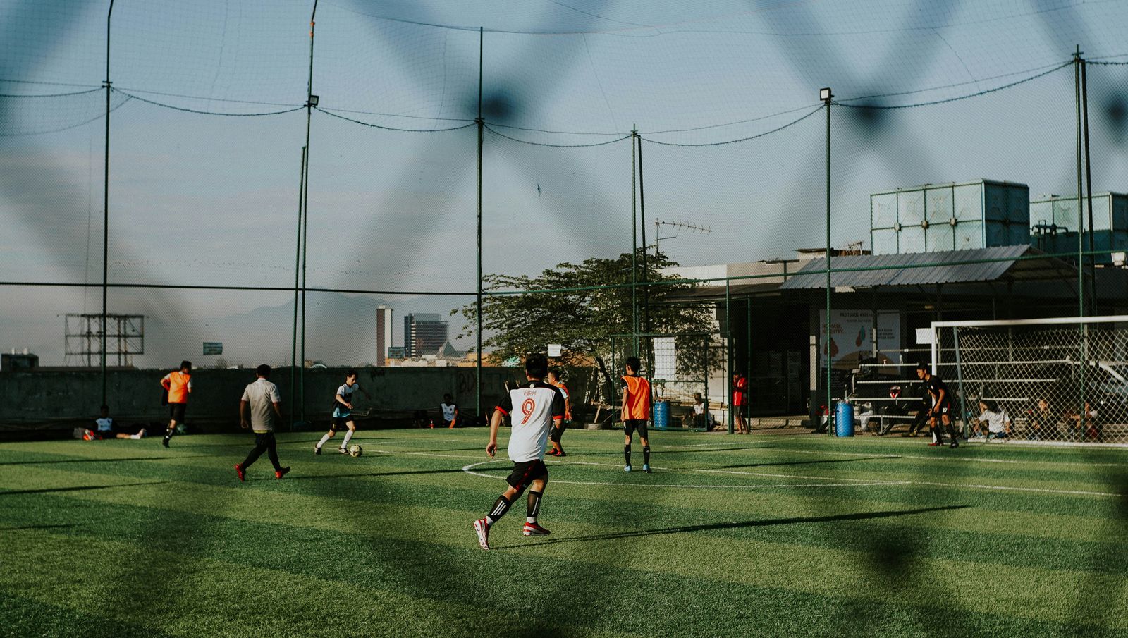 维尼修斯双响破球荒，巴尔韦德破门+染红，10人皇马3-2复仇马竞（封面配图）